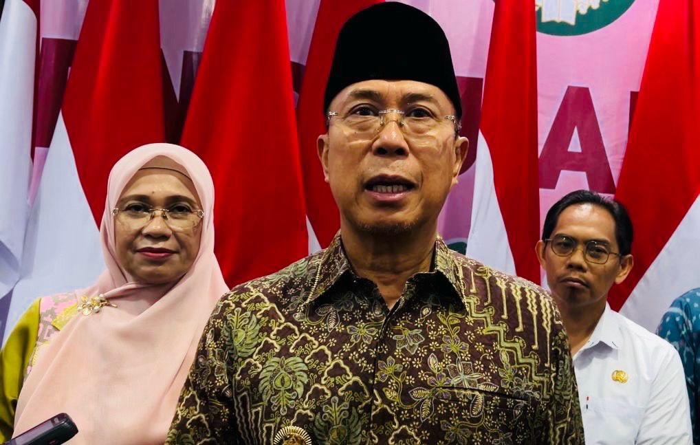 Gubernur Sultra, Mayjen TNI (Purn) Andi Sumangerukka (tengah). FOTO: FAYSAL/MS)