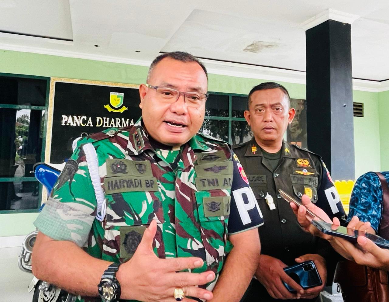 Komandan Detasemen Polisi Militer XIV/3 Kendari, Letkol CPM Haryadi BP, saat memberikan keterangan kepada awak media di kantor Denpom XIV/3 Kendari Selasa (19/5/2026). (FOTO: FAYSAL/MS)