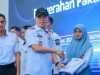 Gubernur Sultra, Andi Sumangerukka didampingi Plt Kepala Dikbud Sultra, Prof. Aris, saat menyerahkan seragam sekolah kepada siswa bertempat di Aula Bahteramas Kompleks Kantor Gubernur Sultra, Rabu (11/3/2026) lalu. Dok. Pemprov Sultra)
