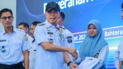 Gubernur Sultra, Andi Sumangerukka didampingi Plt Kepala Dikbud Sultra, Prof. Aris, saat menyerahkan seragam sekolah kepada siswa bertempat di Aula Bahteramas Kompleks Kantor Gubernur Sultra, Rabu (11/3/2026) lalu. Dok. Pemprov Sultra)