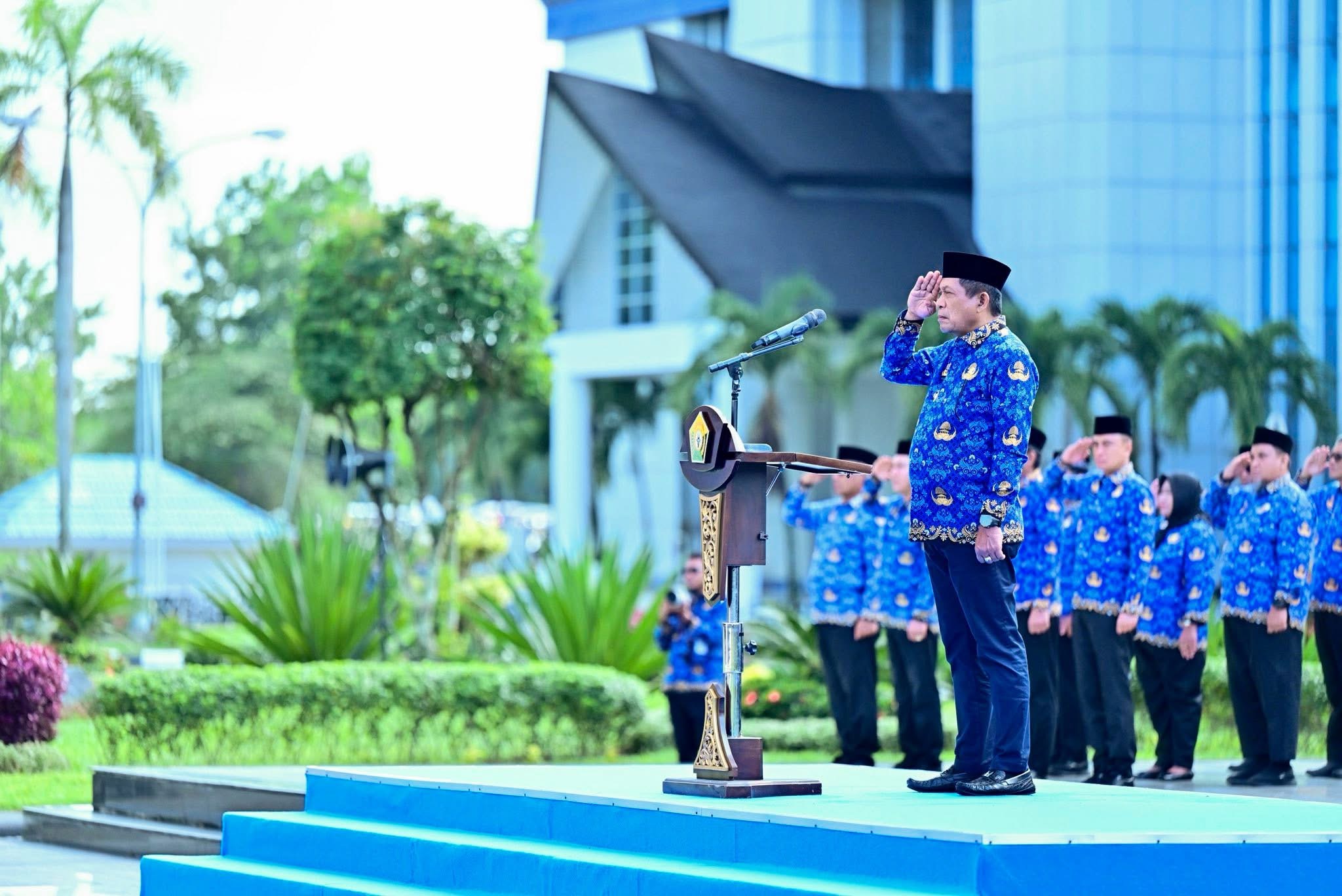 Wagub Sultra, Dr. Ir. Hugua, M.Ling., saat memimpin Upacara Peringatan Harkitnas ke-118 yang berlangsung di halaman Kantor Gubernur Sultra, Senin (20/5/2026). (Dok. Istimewa)