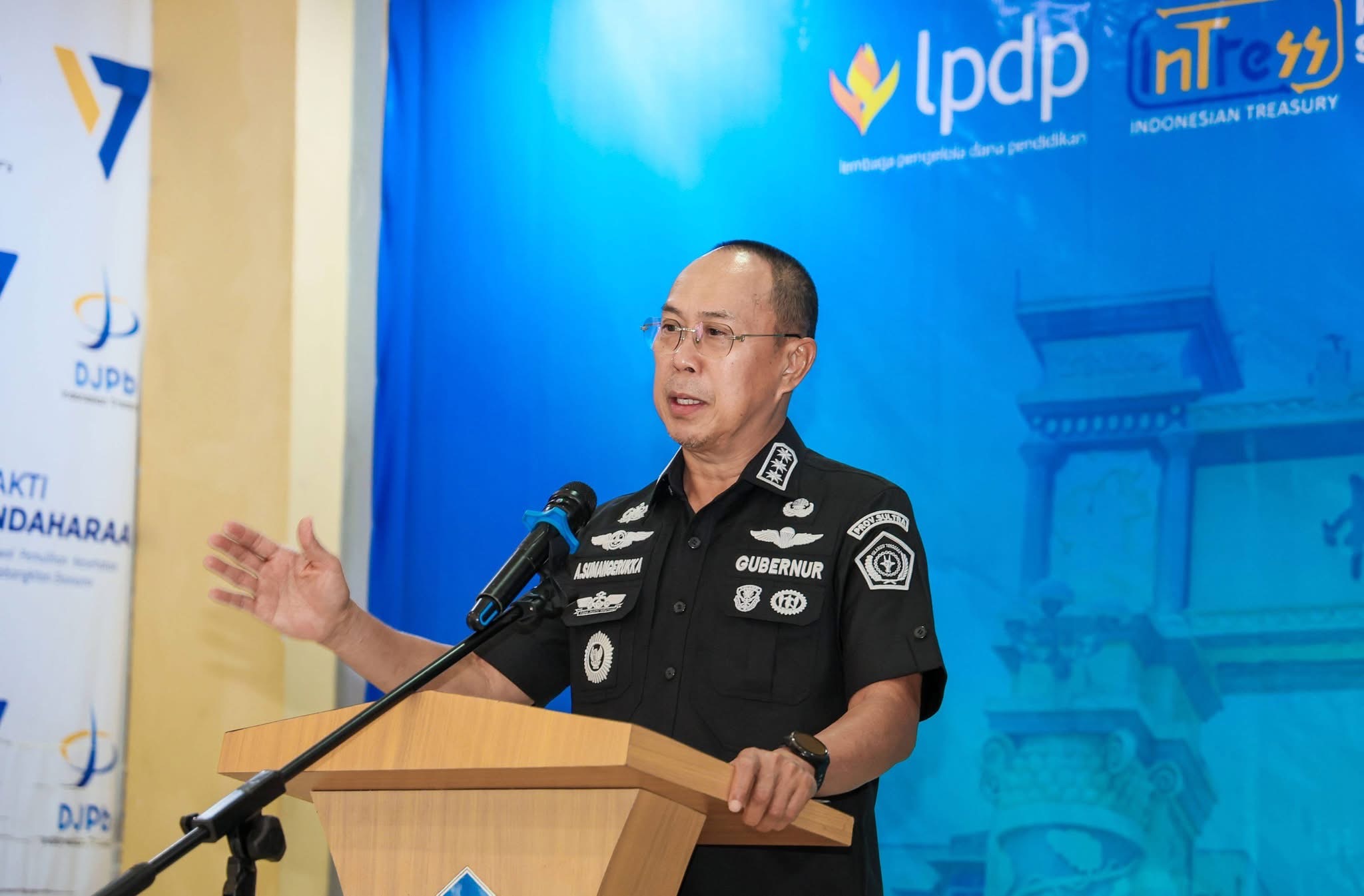 Gubernur Sulawesi Tenggara, Mayjen TNI (Purn) Andi Sumangerukka (ASR), saat memberikan sambutan pada Sosialisasi Beasiswa S2 LPDP yang digelar di Aula Kanwil DJPb Sulawesi Tenggara. (Dok. Istimewa)