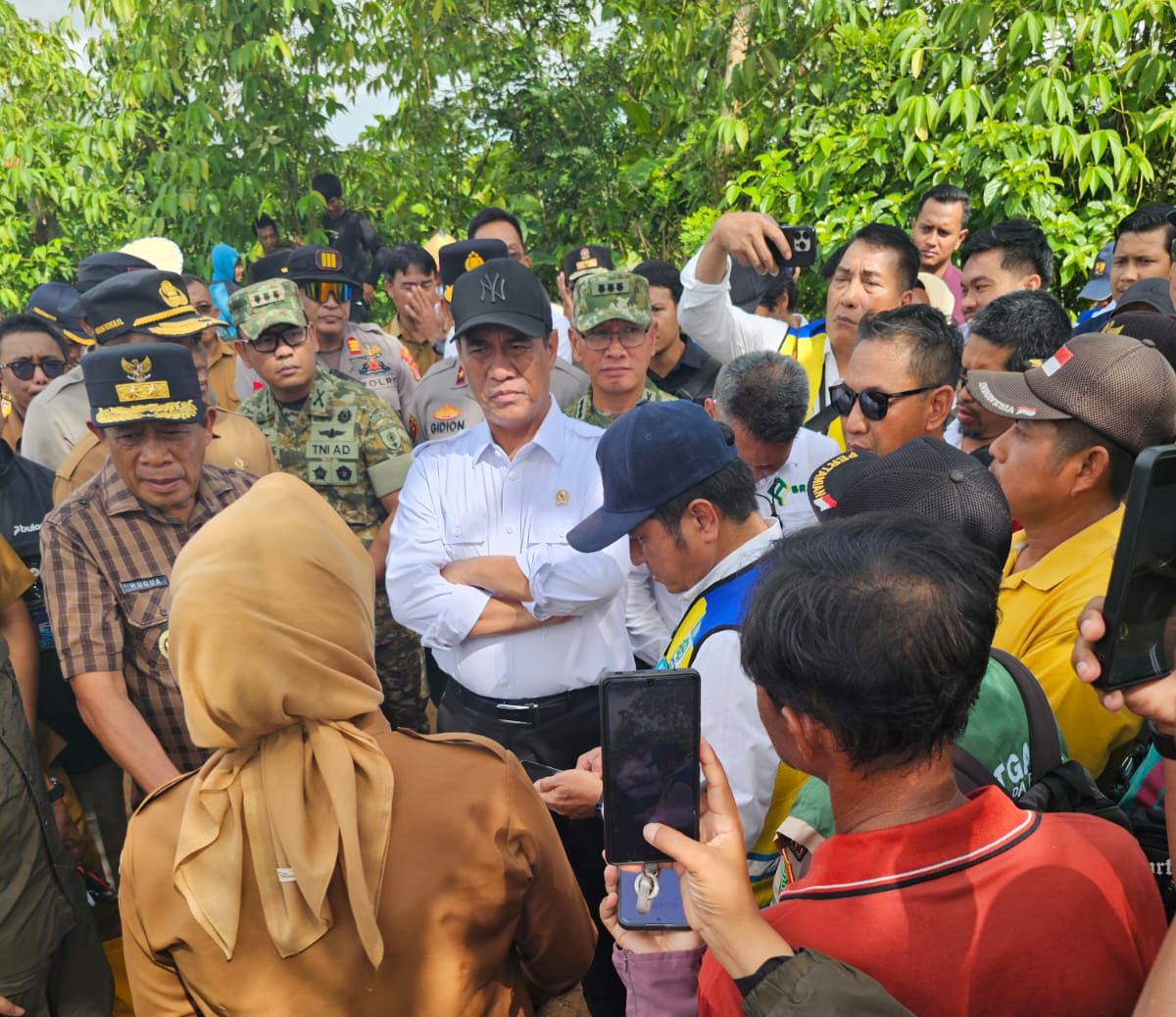 Mentan RI, Andi Amran Sulaiman didampingi Wali Kota Kendari Siska Karina Imran dan Wakil Gubernur Sultra Hugua saat melakukan kunjungan di kawasan Amohalo, Kelurahan Baruga, Kecamatan Baruga, Kota Kendari.