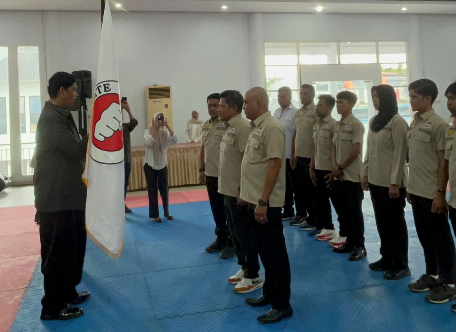 Sekretaris Jenderal PB Shiroite Indonesia, M. Yunus resmi mengukuhkan Pengurus Provinsi Shiroite Karate-Do Indonesia Sulawesi Tenggara resmi dikukuhkan untuk masa bakti 2026-2030 bertempat di Aula Dinas Pariwisata Sultra, Sabtu (23/5/2026). (FOTO: FAYSAL/MS)