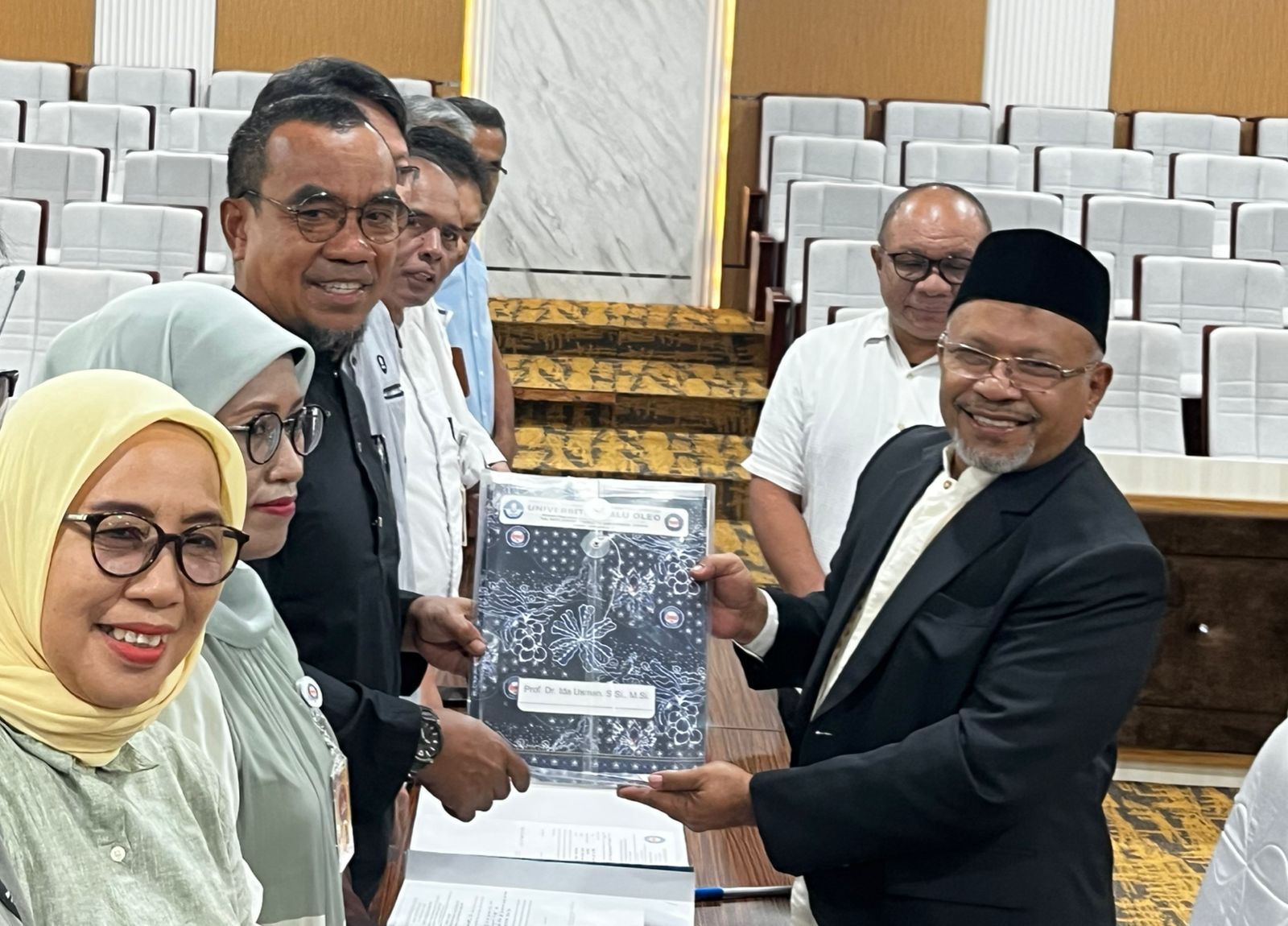 Prof Ida Usman resmi mendaftarkan diri sebagai calon Rektor Universitas Halu Oleo periode 2026-2030. (FOTO: FAYSAL/MS)