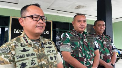 Komandan Kodim 1417/Kendari, Kolonel ARM Danny AP Girsang (kiri) bersama Komandan Denpom XIV/3 Kendari, Letkol CPM Haryadi Budaya Pela (tengah) saat menggelar konferensi pers di Denpom XIV/3 Kendari. (FOTO: FAYSAL/MS)