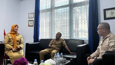 Plt Kepala Bapenda Sultra, La Ode Mahbub, saat melakukan kunjungan kerja ke UPTB Samsat Konawe.