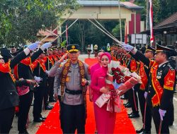 Tiba di Polda Sultra, Brigjen Pol Himawan Bayu Aji Disambut Tarian Mondotambe dan Tradisi Pedang Pora