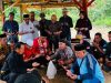 Keluarga besar keturunan Anakia Ndonganeno Weribone saat menggelar ritual adat Motodeha di kompleks makam leluhur Desa Ambesea, Kecamatan Laeya, Kabupaten Konawe Selatan. (FOTO: FAYSAL/MS)