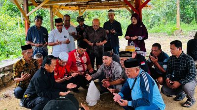 Keluarga besar keturunan Anakia Ndonganeno Weribone saat menggelar ritual adat Motodeha di kompleks makam leluhur Desa Ambesea, Kecamatan Laeya, Kabupaten Konawe Selatan. (FOTO: FAYSAL/MS)