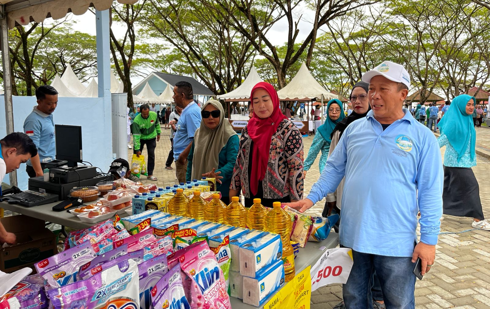Gerakan Pangan Murah yang digelar Dinas Ketapang Kota Kendari dalam rangka HUT ke-195 Kota Kendari di kawasan Pantai Nambo diserbu masyarakat, Sabtu (9/5/2026). (FOTO: FAYSAL/MS)