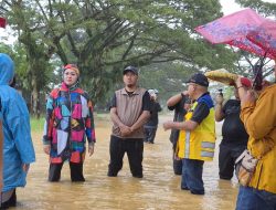 Siska-Sudirman Turun Langsung Tinjau Banjir Kendari, Pastikan Pengungsi dan Logistik Aman
