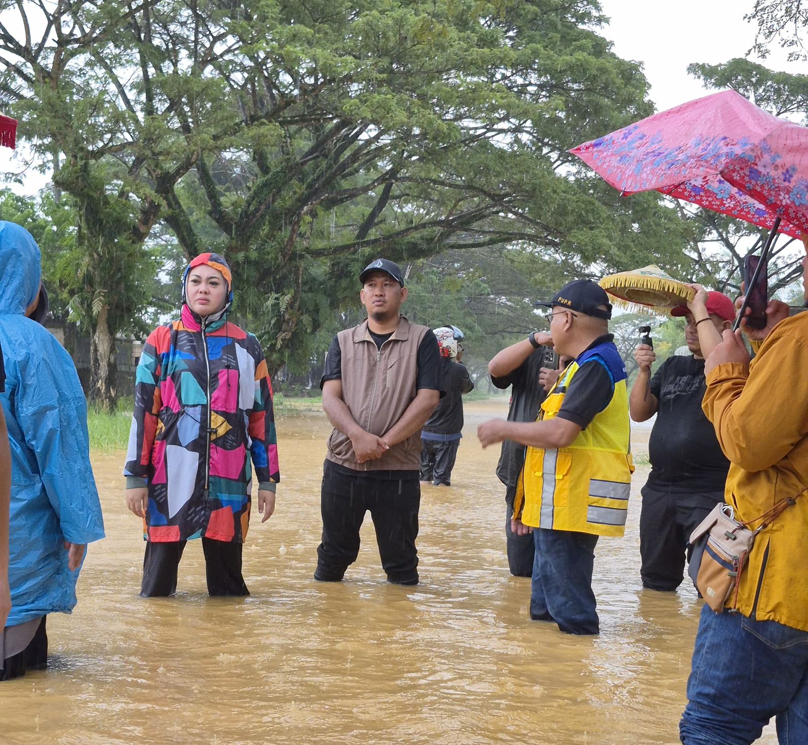 Wali Kota Kendari, Siska Karina Imran bersama Wakil Wali Kota Kendari, Sudirman, saat turun langsung meninjau sejumlah titik banjir di Kota Kendari. (Dok. Istimewa)