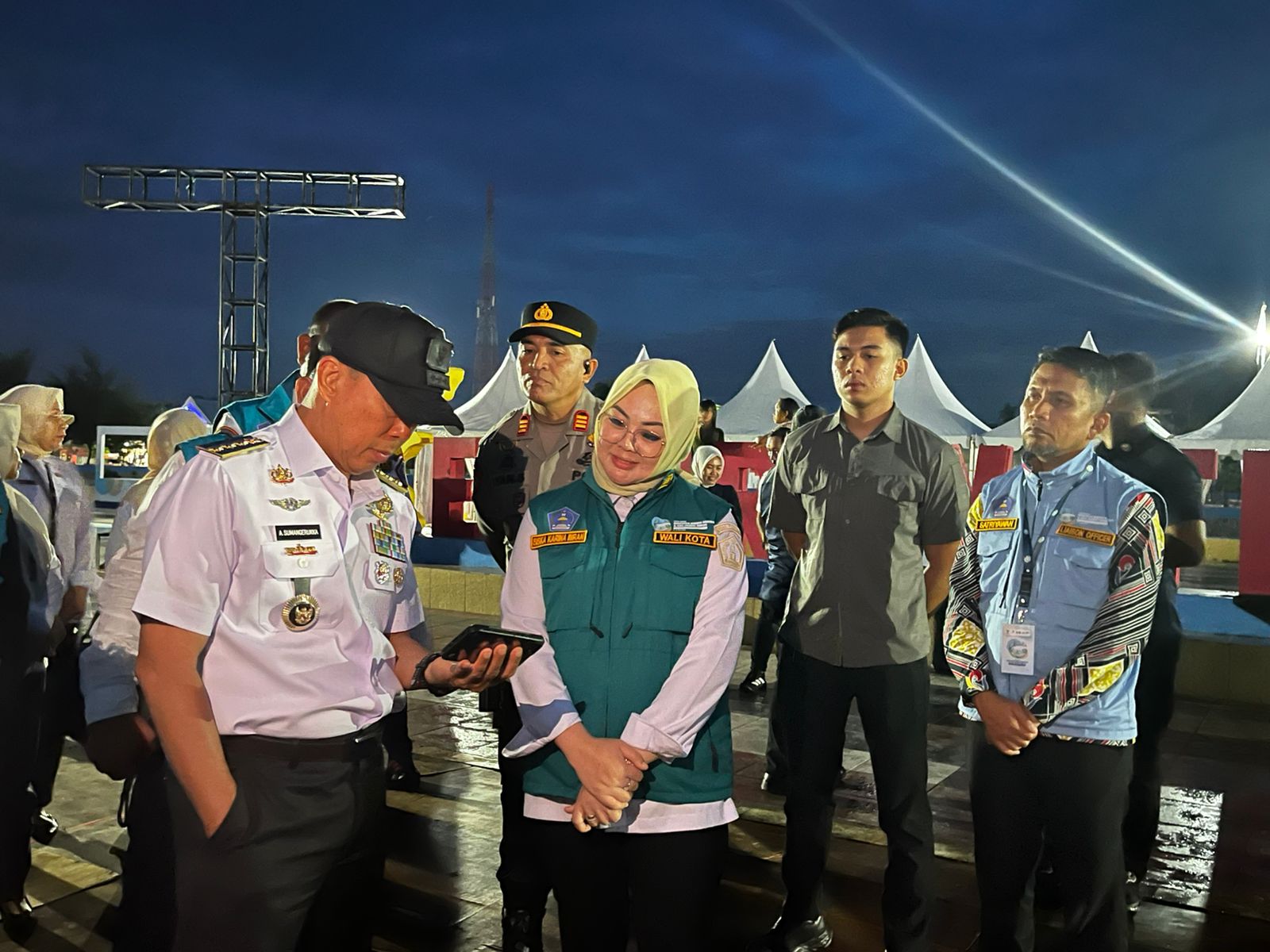 Gubernur Sultra, Andi Sumangerukka, didampingi Wali Kota Kendari, dr. Hj. Siska Karina Imran, saat meninjau langsung kesiapan lokasi perhelatan internasional UCLG ASPAC 2026 di RTH Papalimba, Kelurahan Puday–Lapulu, Kecamatan Abeli, Kota Kendari. (FOTO: FAYSAL/MS)