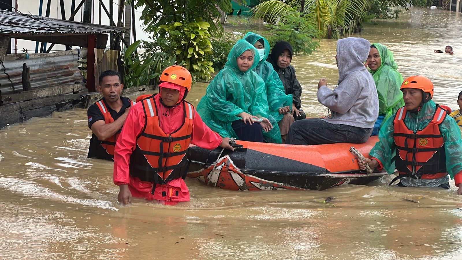 Poses evakuasi warga terdampak banjir di Kota Kendari. (Dok. Istimewa)