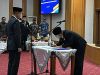 Gubernur Sultra Andi Sumangerukka saat melantik Muhammad Fadlansyah sebagai Pj Sekda Sultra.