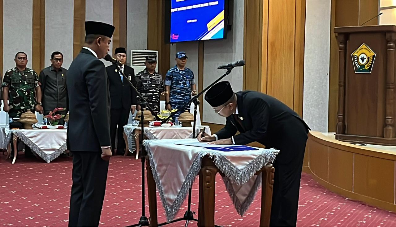 Gubernur Sultra Andi Sumangerukka saat melantik Muhammad Fadlansyah sebagai Pj Sekda Sultra.