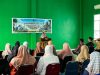 Kepala Kemenag Kota Kendari, Marni, saat memberikan sambutan pada kegiatan tasyakuran dan makan bersama usai pelaksanaan penyembelihan hewan kurban Iduladha 1447 Hijriah. (FOTO: FAYSAL/MS)