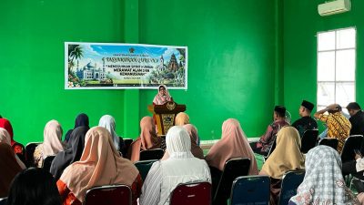 Kepala Kemenag Kota Kendari, Marni, saat memberikan sambutan pada kegiatan tasyakuran dan makan bersama usai pelaksanaan penyembelihan hewan kurban Iduladha 1447 Hijriah. (FOTO: FAYSAL/MS)