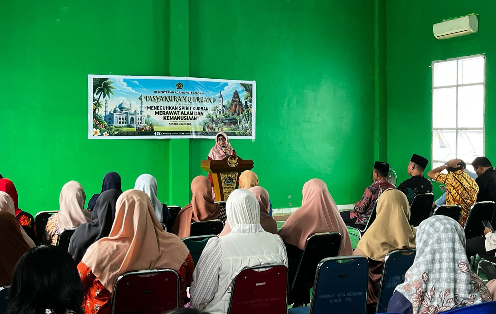 Kepala Kemenag Kota Kendari, Marni, saat memberikan sambutan pada kegiatan tasyakuran dan makan bersama usai pelaksanaan penyembelihan hewan kurban Iduladha 1447 Hijriah. (FOTO: FAYSAL/MS)