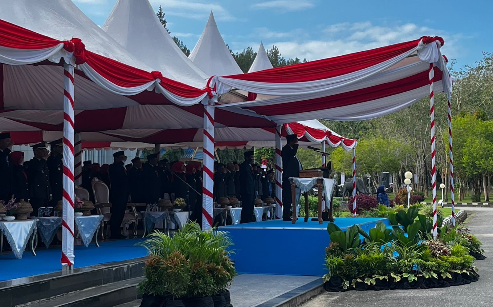 Wagub Sultra, Hugua, saat memimpin upacara peringatan Hari Lahir Pancasila Tahun 2026 yang digelar di halaman Kantor Gubernur Sultra, Senin (1/6/2026).