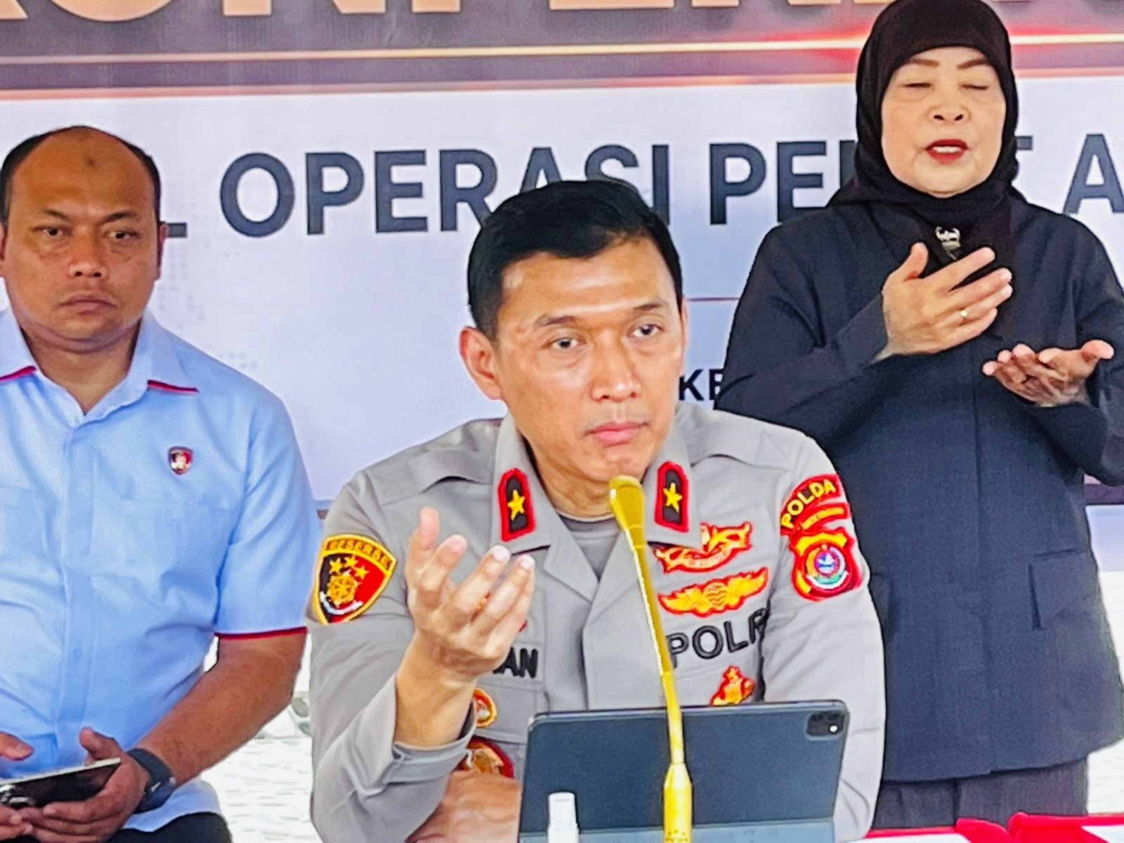 Kapolda Sultra, Himawan Bayu Aji, saat memimpin konferensi pers hasil operasi pekat anoa 2026 serta pengungkapan kasus tindak pidana curanmor, curat dan curah yang digelar di Tribun Presisi Polda Sultra, Rabu (10/6/2026). (FOTO: FAYSAL/MS)