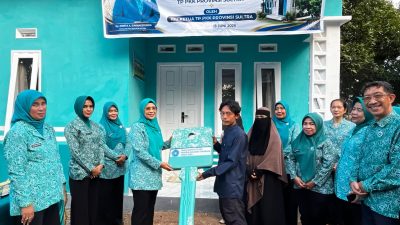 Ketua TP-PKK Sultra, Arinta Andi Sumangerukka, saat meresmikan rumah percontohan layak huni dan jamban sehat binaan TP-PKK Sultra di Desa Bokori, Kecamatan Soropia, Kabupaten Konawe, Sabtu (13/6/2026). (FOTO: FAYSAL/MS)