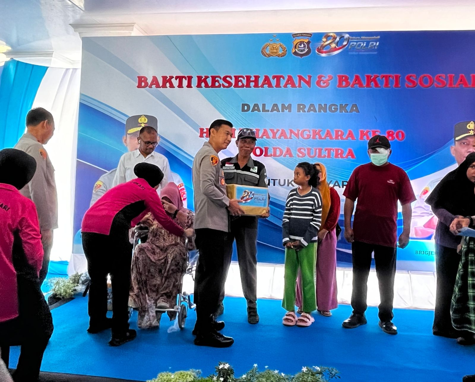 Kapolda Sulawesi Tenggara, Irjen Pol Dr. Himawan Bayu Aji, S.H., S.I.K., M.H., mengikuti kegiatan puncak Bakti Kesehatan dan Bakti Sosial dalam rangka Hari Bhayangkara ke-80 yang dipusatkan di kawasan Eks MTQ Kendari, Selasa (23/6/2026). Kegiatan tersebut merupakan bagian dari pelaksanaan bakti kesehatan serentak secara nasional dengan mengusung tema “Polri untuk Masyarakat”. (Foto: Mediatamasultra.com)