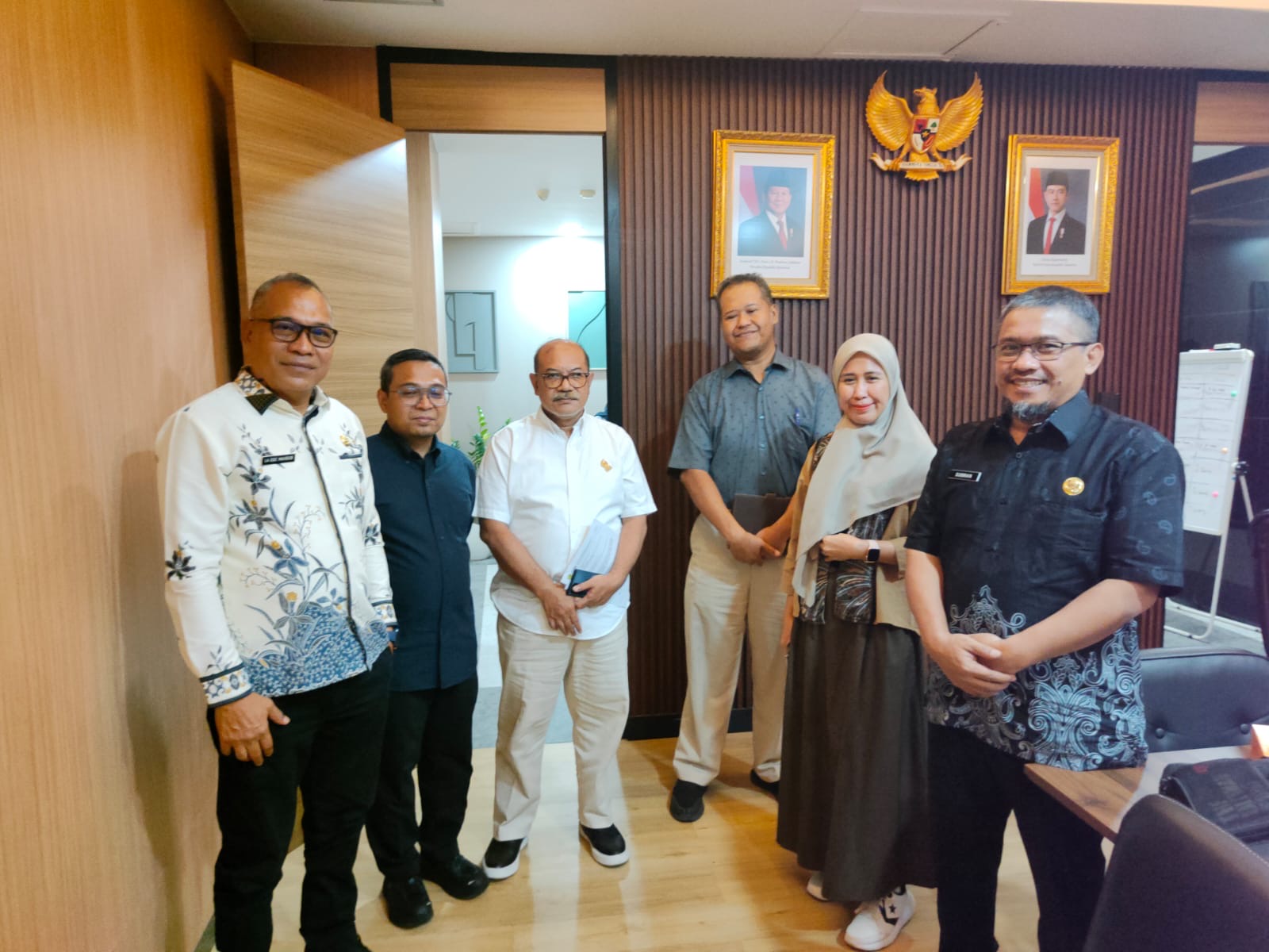 Pemerintah Provinsi Sulawesi Tenggara melalui Dinas ESDM dan Bapenda Sultra melakukan audiensi dengan Direktorat Jenderal Mineral dan Batubara (Ditjen Minerba) Kementerian ESDM RI di Jakarta, Kamis (4/6/2026). Pertemuan tersebut membahas upaya optimalisasi Pendapatan Asli Daerah (PAD) Sultra dari sektor pertambangan serta penguatan sinergi antara pemerintah pusat dan daerah dalam pengawasan kewajiban perpajakan perusahaan tambang. (Foto: Istimewa)