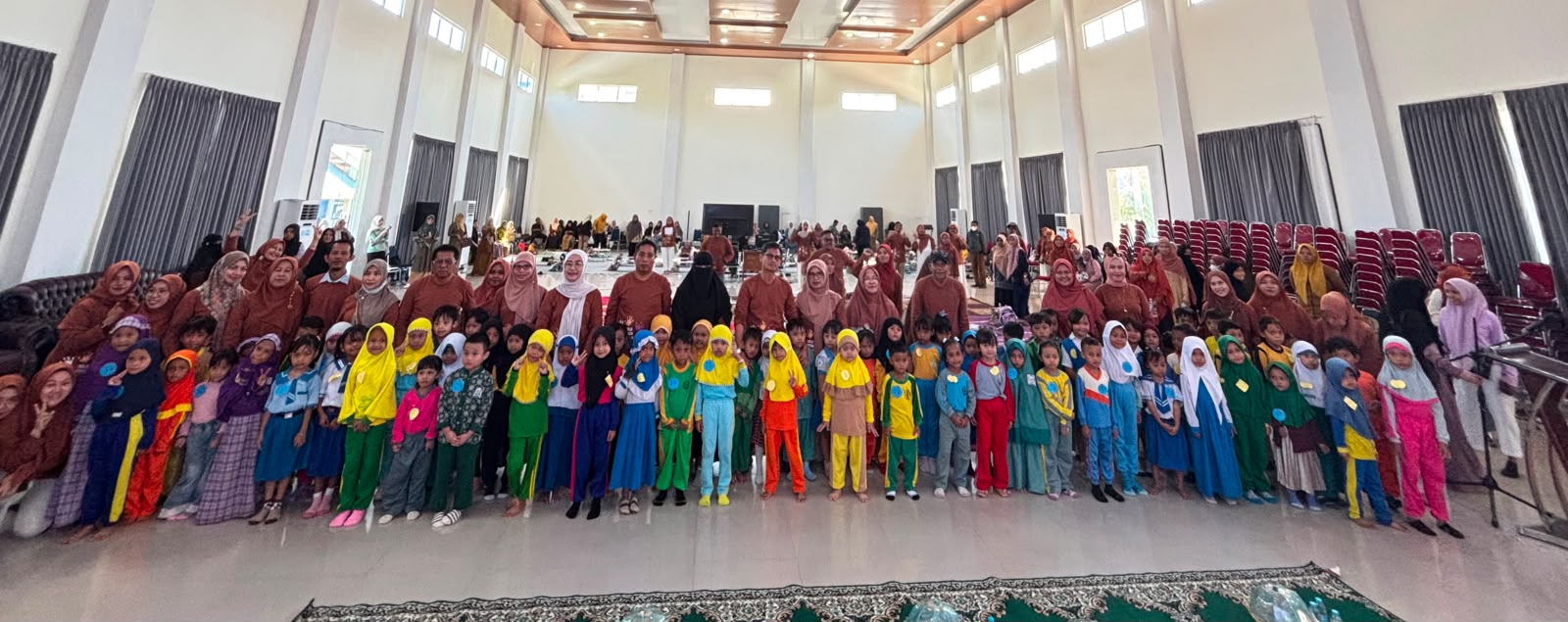 Foto bersama peserta lomba mewarnai dan menggambar yang diikuti 100 anak Taman Kanak-Kanak (TK) dan Raudhatul Athfal (RA) se-Kota Kendari dalam rangka peringatan Hari Peduli Autis Sedunia 2026 yang diselenggarakan UPTD Penanganan Siswa Berkebutuhan Khusus (PSBK) Dikbud Sultra di Aula Dikbud Sultra, Selasa (9/6/2026). (FOTO: FAYSAL/MS)