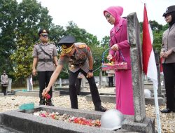 Peringati Hari Bhayangkara ke-80, Kapolda Sultra Ziarah Makam Pahlawan dan Tabur Bunga di TMP Watubangga
