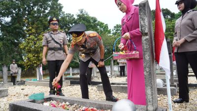 Peringati Hari Bhayangkara ke-80, Kapolda Sultra Ziarah Makam Pahlawan dan Tabur Bunga di TMP Watubangga