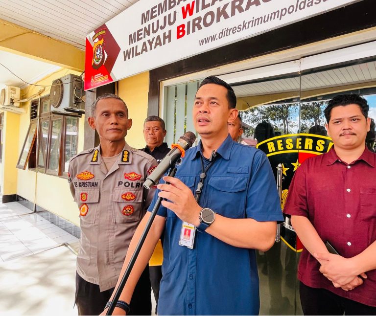 Kabid Humas Polda Sultra, Kombes Pol Iis Kristian bersama Dirreskrimum Polda Sultra, Kombes Pol Wisnu Wibowo saat menggelar konferensi pers bertempat Dirreskrimum Polda Sultra, Kamis (4/6/2026). (FOTO: FAYSAL/MS)