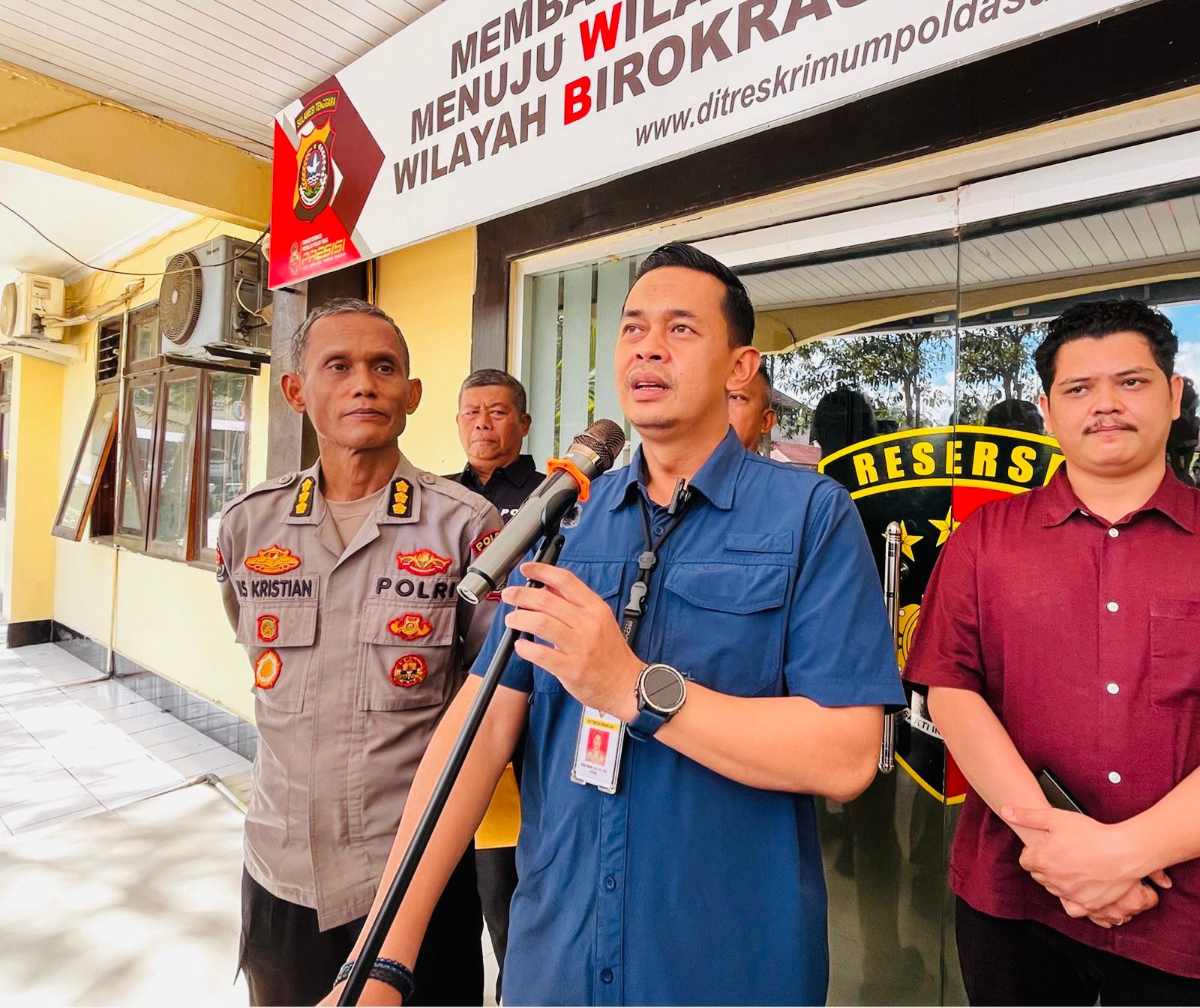 Kabid Humas Polda Sultra, Kombes Pol Iis Kristian bersama Dirreskrimum Polda Sultra, Kombes Pol Wisnu Wibowo saat menggelar konferensi pers bertempat Dirreskrimum Polda Sultra, Kamis (4/6/2026). (FOTO: FAYSAL/MS)