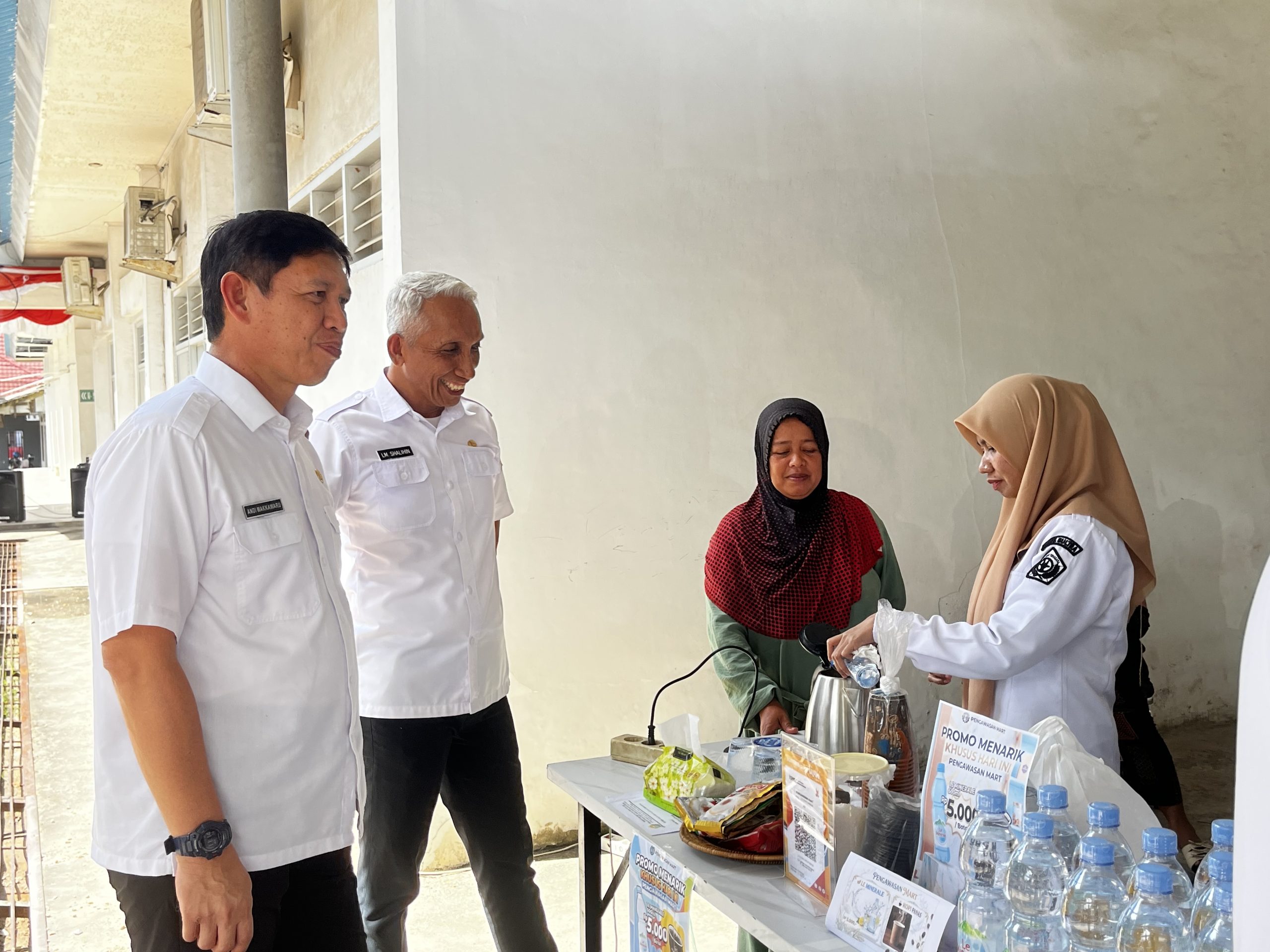 Dinas Koperasi dan UMKM Provinsi Sulawesi Tenggara saat menggelar Gerakan Pangan Murah dalam rangka memperingati Hari Kewirausahaan dan UMKM Nasional 2026 di UPTD Balai Latihan Koperasi (Balatkop) Dinas Koperasi dan UMKM Sultra, Kendari, Rabu (24/6/2026). Kegiatan yang berlangsung selama dua hari tersebut menyediakan berbagai kebutuhan pokok dengan harga terjangkau bagi masyarakat. (FOTO : FAYSAL/MS)