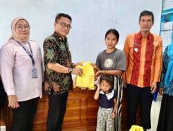 Sekretariat DPRD Kendari Turun Langsung Salurkan Bantuan untuk Keluarga Risiko Stunting