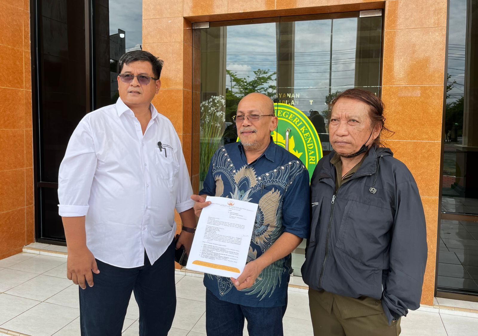Kuasa Hukum Ahli Waris Ndonganeno Weribone, Muh. Gazali Hafid, SH., MH. bersama Ketua Rumpun Masyarakat Adat Ndonganeno Weribone, Noval Bungandali Tamburaka, S.Sos., resmi menggugat surat Bupati Konawe Selatan ke PTUN Kendari. (FOTO: FAYSAL/MS)