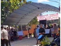 Warga Pongkowulu Blokade Jalan Provinsi, Tuntut Perbaikan Akses yang Rusak Selama 36 Tahun