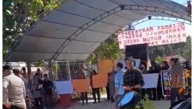 Masyarakat Desa Pongkowulu, Kecamatan Kambowa, Kabupaten Buton Utara, Sulawesi Tenggara, saat melakukan aksi blokade jalan provinsi yang menghubungkan Kota Baubau, Kabupaten Buton, hingga Ereke, Kamis (4/6/2026). (Dok. Istimewa)