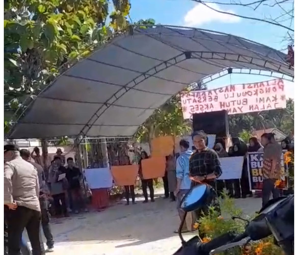 Masyarakat Desa Pongkowulu, Kecamatan Kambowa, Kabupaten Buton Utara, Sulawesi Tenggara, saat melakukan aksi blokade jalan provinsi yang menghubungkan Kota Baubau, Kabupaten Buton, hingga Ereke, Kamis (4/6/2026). (Dok. Istimewa)