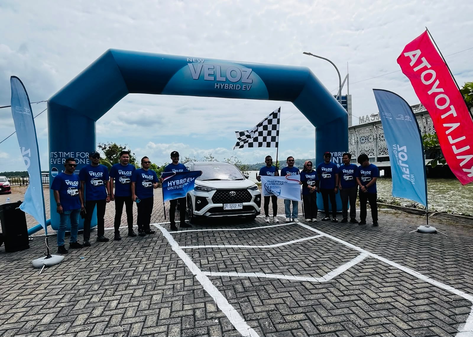 Kalla Toyota bersama PT Toyota-Astra Motor (TAM) resmi melepas peserta kegiatan Veloz Hybrid EV Lintas Nusa 2.0 dari kawasan Masjid Al-Alam, Kota Kendari, Sulawesi Tenggara, Minggu (7/6/2026). (FOTO: FAYSAL/MS)