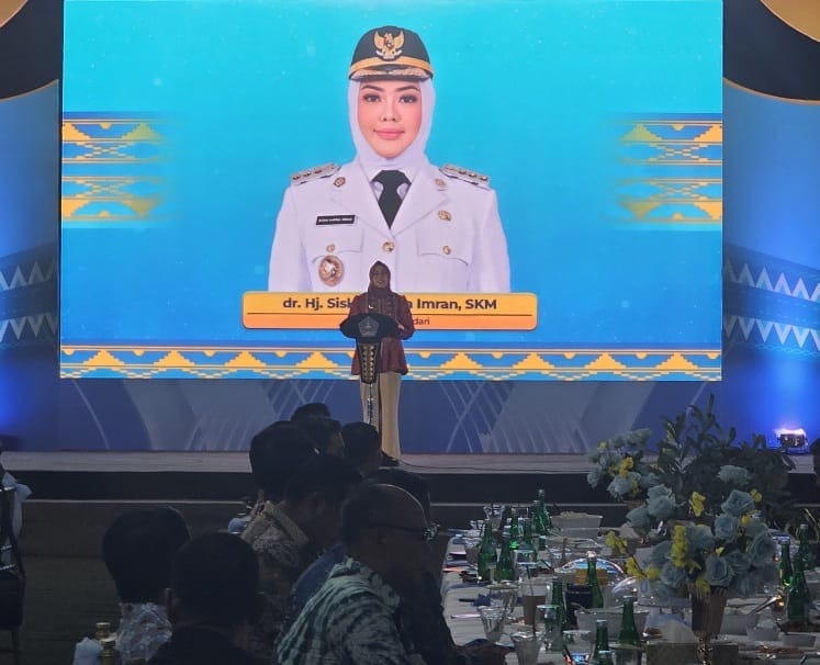 Wali Kota Kendari, Siska Karina Imran, saat memberikan sambutan pada acara gala dinner Rakerwil Apeksi Komwil VI Tahun 2026 yang dipusatkan di Kota Kendari.