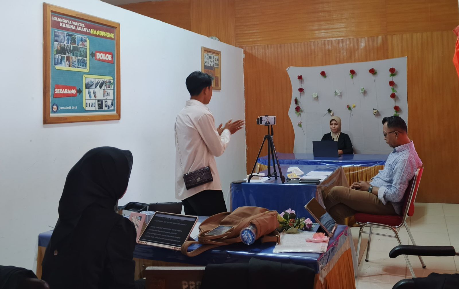 Mahasiswa Program Studi Jurnalistik Angkatan 2024 Fakultas Ilmu Sosial dan Ilmu Politik (FISIP) Universitas Halu Oleo (UHO) saat mengikuti praktik presenter televisi yang didampingi dosen pengampu Mata Kuliah Jurnalistik Televisi, La Ode Herman Halika, di Laboratorium Prodi Jurnalistik UHO, Sabtu (20/6/2026). (Dok. Istimewa)