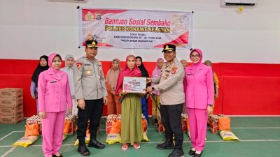 Kapolres Konawe Selatan, AKBP Febry Sam, didampingi Wakapolres Konsel Kompol Hartono Rachman, para pejabat utama (PJU) Polres Konsel, serta pengurus Bhayangkari Cabang Konsel saat menyerahkan bantuan Sosial Jelang Hari Bhayangkara ke-80. (FOTO: FAYSAL/MS)