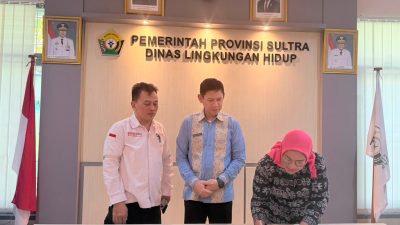 UPTD Laboratorium Lingkungan Hidup DLH Sultra bersama perwakilan PT VDNI resmi MoU terkait pengambilan dan pengujian sampel air serta udara di Kantor DLH Sultra, Kamis (11/6/2026). Penandatanganan tersebut disaksikan langsung oleh Kepala DLH Sultra, Andi Makkawaru, sebagai upaya memperkuat pengelolaan dan pengawasan lingkungan di Sulawesi Tenggara.