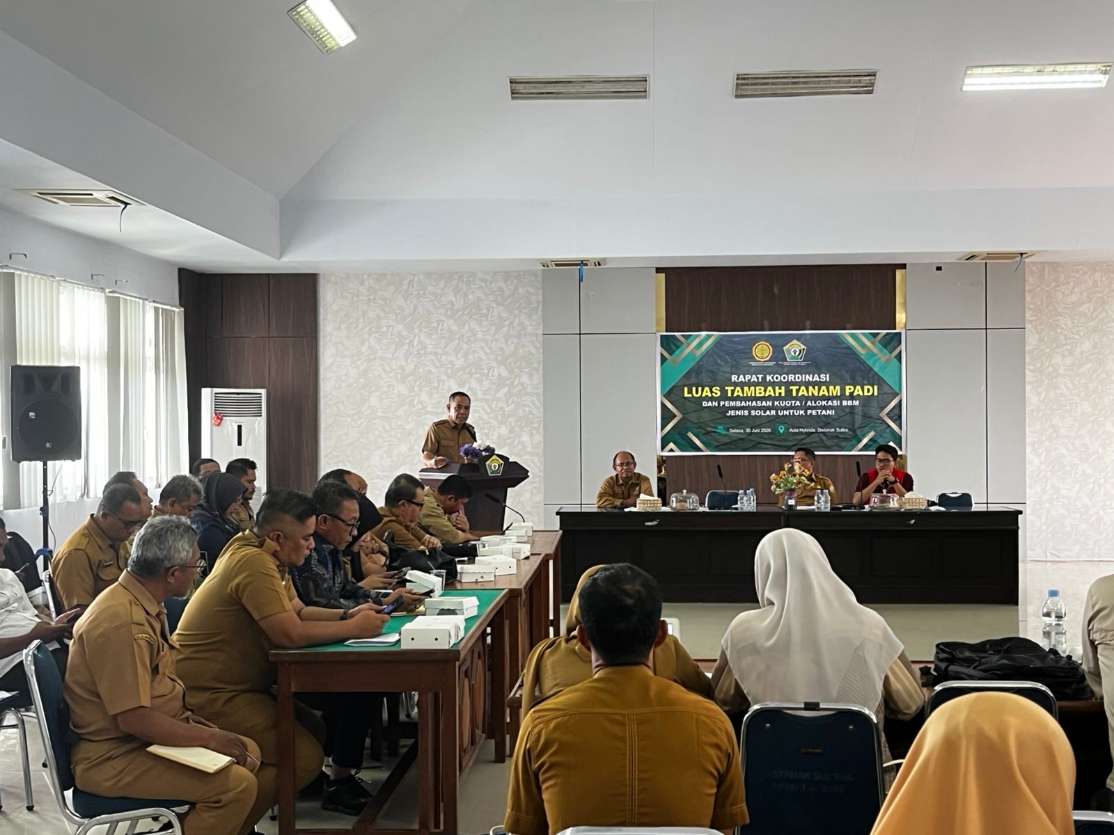 Pelaksana Tugas (Plt) Kepala Distanak Sultra, Prof. Muhammad Taufik, saat memberikan sambutan sekaligus membuka Rapat Koordinasi Luas Tambah Tanam (LTT) Padi dan pembahasan kuota serta alokasi solar subsidi yang digelar di Aula Hibrida Distanak Sultra, Selasa (30/6/2026). (Dok. Mediatamasultra.com)
