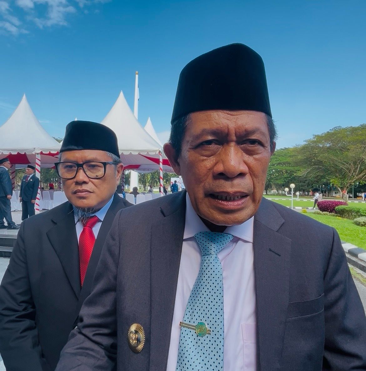 Wagub Sultra, Hugua bersama Kepala Kesbangpol Sultra, Adrian, usai memimpin peringatan Hari Lahir Pancasila Tahun 2026 di halaman Kantor Gubernur Sultra, Senin (1/6/2026). (Foto : Mediatamasultra.com)