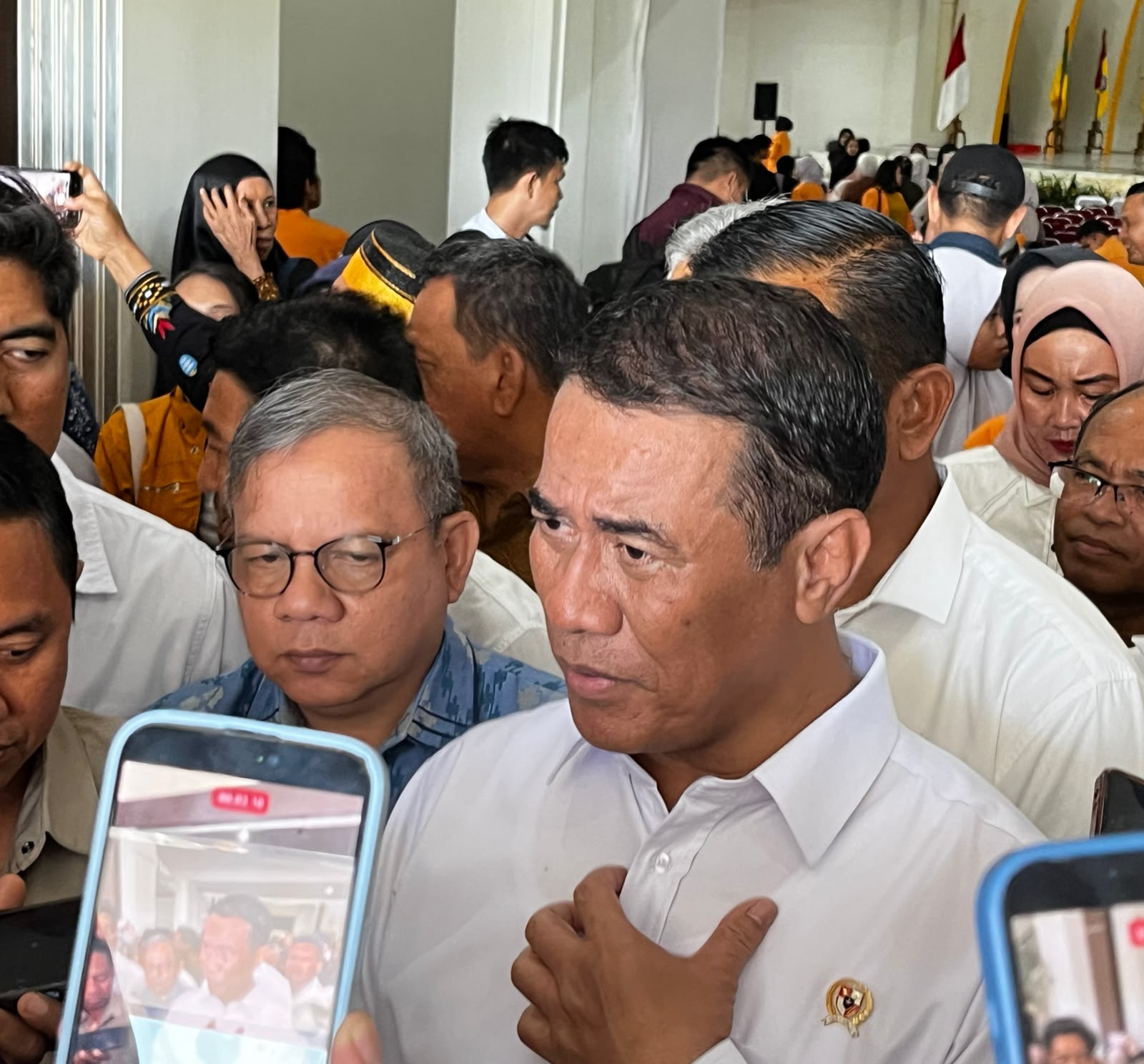 Mentan RI, Dr. Ir. Andi Amran Sulaiman, saat diwawancarai awak media usai memberikan kuliah umum di UHO Kendari. (FOTO: FAYSAL/MS)