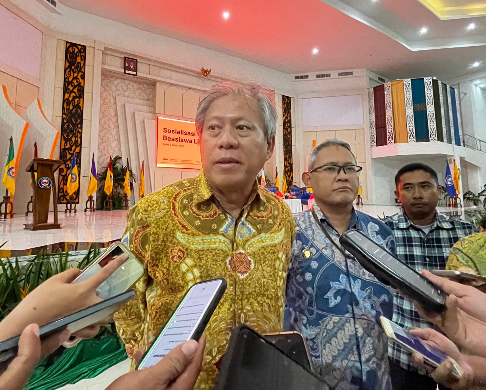 Direktur Beasiswa LPDP, Dwi Larso saat diwawancarai awak media. (FOTO: Mediatamasultra.com)