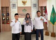 Kepala Kantor Kemenag Kendari Hj. Marni (tengah), didampingi Kasi Bimbingan Masyarakat Islam Kemenag Kendari, Marwijid (kiri) dan Kasi Pendidikan Madrasah Kemenag Kendari, Budi Permana (kanan). (Dok. Mediatamasultra.com)